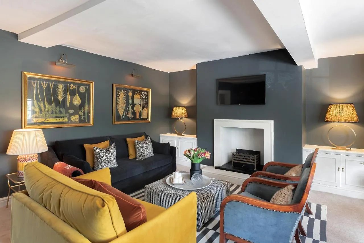 Central Apartment With Private Parking Bath