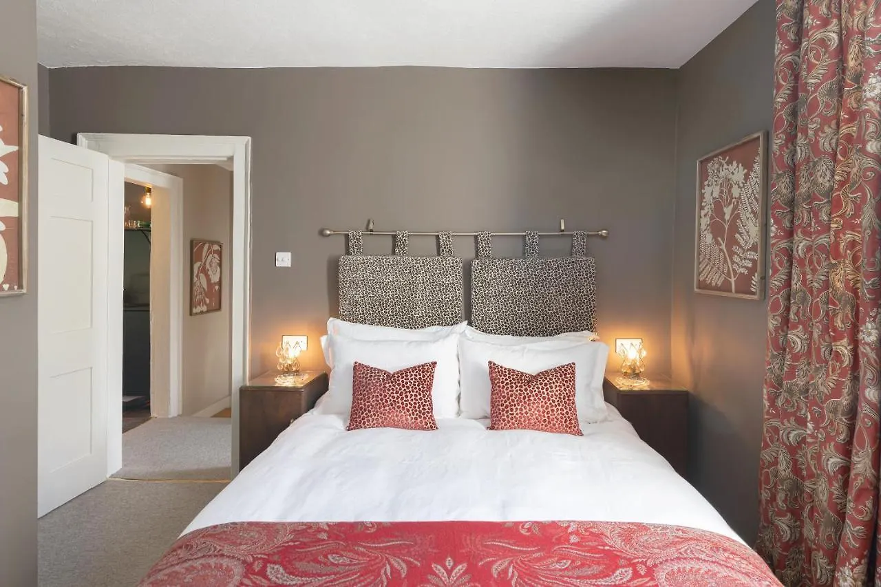 Central Apartment With Private Parking Bath
